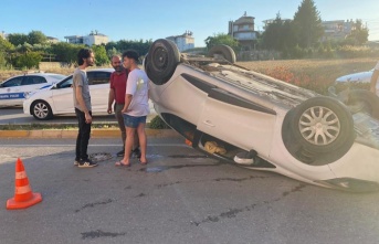 Önüne çıkan araca çarpmamak için refüje çıkıp ters döndü !