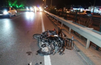 Otomobile çarpıp devrilen motosikletliye araç çarptı:1'i ağır 2 yaralı