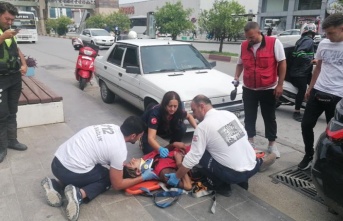 Otomobilin çarpıp kaçtığı motosikletli kurye yaralandı