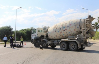 'U' dönüşü yapan beton mikseri motosikletle çarpıştı: 2 yaralı