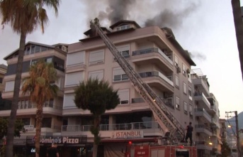 4 katlı apartmanın çatısında çıkan yangın panik oluşturdu