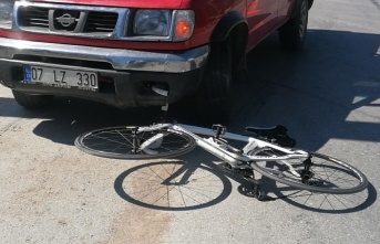 kayan bisiklet kamyonetin altına girdi: 1 yaralı