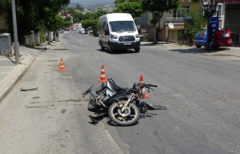 Sürücü belgesi olmayan motosikletli 'U' dönüşü yapan otomobile çarptı