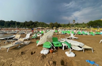 Alanya plajında tatilcilere sağanak yağış ve fırtına şoku