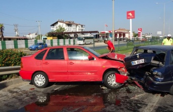 Hızını alamadı kırmızı ışıkta bekleyen araçlara daldı: 2 yaralı