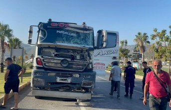 KONTROLDEN ÇIKAN BETON MİKSER ÖNÜNE GELENİ YIKIP GEÇTİ