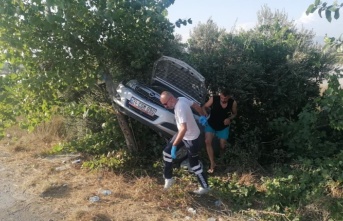 Yoldan çıkan otomobil takla atarak bahçeye girdi: 3 yaralı