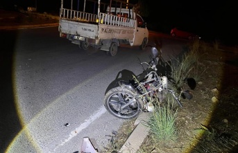 Kamyonet ile motosiklet çarpıştı: 2 yaralı