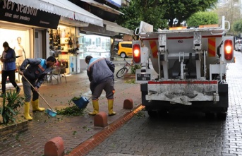 Kentteki Şiddetli Yağış Sonrası Alanya Belediyesi Sokaklarda