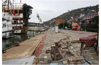 Alanya’da fırtına yol kapattı!
