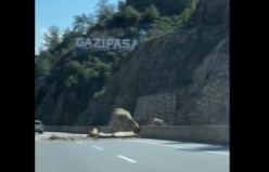 Alanya’da kopan kaya parçası yola yuvarlandı