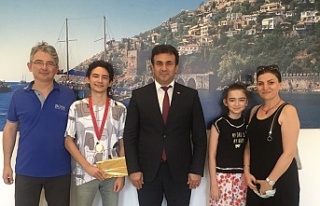 Alanya’nın şampiyon öğrencileri ödüllendirildi