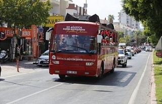 Caddelerde mobil kortej coşkusu