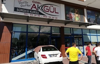 Alanya’da lüks araç zincir markete girdi!