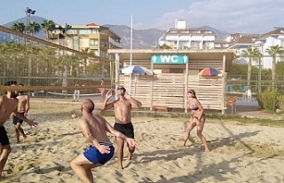 Alanya’da plaj voleybol turnuvasına yoğun ilgi