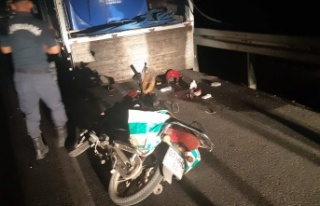 Motosikletli sürücü duran kamyona çarptı: 1 ağır...