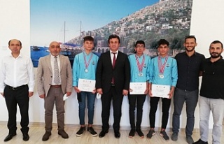 Dereceye giren öğrencilerden Müdür Yılmaz'a...