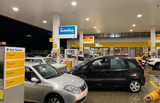 1 TL’lik zam öncesi Alanya’daki petrol istasyonlarında...