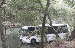 Alanya’da halk otobüsü şarampole düştü: 2...