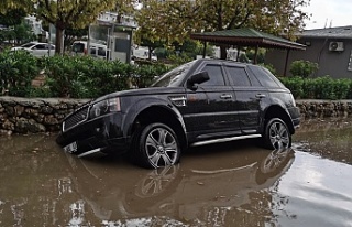 Alanya’da lüks araç yağmurdan nasibini aldı