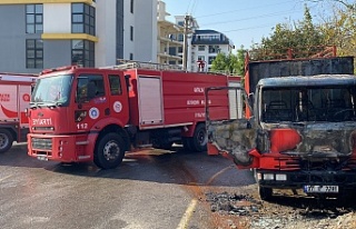 Alanya’da park halindeki kamyonet yandı