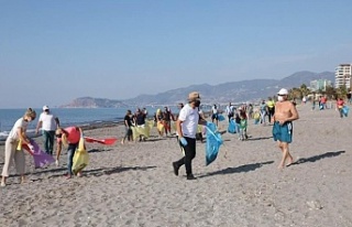 Mahmutlar’da yerleşik yabancılar temizlik yaptı