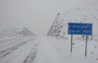 Alanya-Konya karayolunda kar kalınlığı 30 santime...