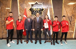 Rektör Kalan'dan bilek güreşi takımına tebrik