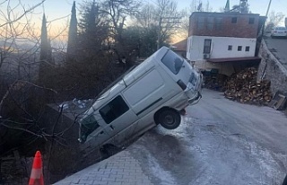 Alanya'da buzdan kayan araç asılı kaldı