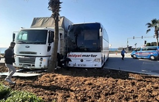 Alanya'da kavşağa kontrolsüz giren otobüsle...