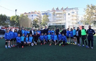 Alanya’da kamp yapan kadın futbolculara moral ziyareti