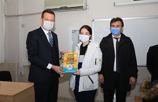 Alanya’da öğrencilere kitap jesti