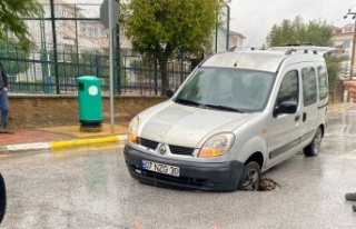 Alanya’da hafif ticari araç çukura düştü!