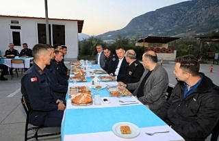 Kaymakam Alanya’da vatani görevini yapan Mehmetçikle...