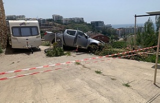 Alanya’da kamyonet bahçeye uçtu: 2 yaralı