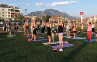 Alanya'da yaşayan vatandaşlar yoga etkinliğinde...
