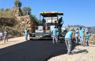 Kentlik yolu sıcak asfaltla buluştu.