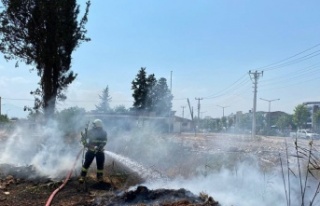 Antalya'da boş arazide çıkan yangın ekipleri...