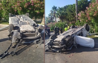 Alanya’da kaldırıma çarpan otomobil takla attı!