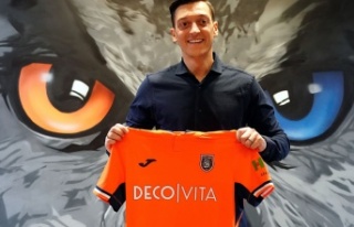 Mesut Özil Başakşehir'e imza attı!