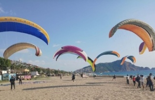 Alanya'da plaj futbolu ve paraşüt şöleni