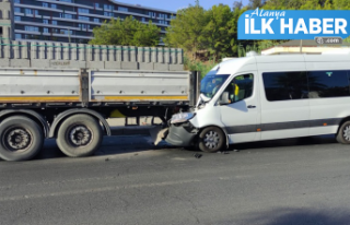 Alanya’da minibüs park halindeki tıra çarptı...