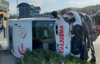 Alanya’da ambulans ile kamyonet çarpıştı: 8...