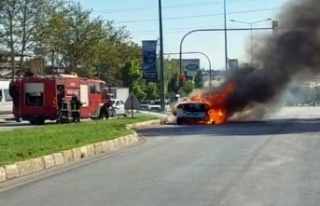 Çıkan yangında alev topuna dönen araç kullanılamaz...