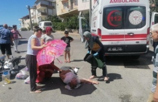 Kazada yaralanan kadına şemsiyeli koruma