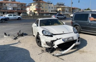 Lüks otomobillerin kazasında kadın sürücü ölümden...