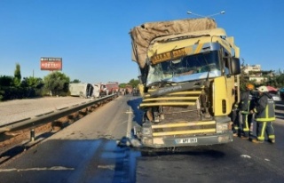 Tır ile midibüs çarpıştı: 3 yaralı!