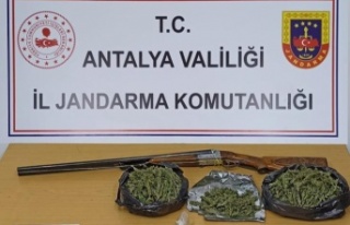 jandarma ekiplerinin operasyonda yarım kilo uyuşturucu...