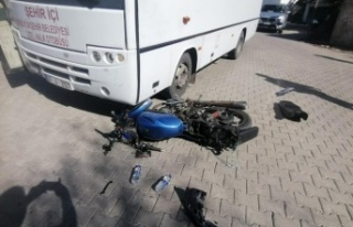 Şehir içi minibüs motosikletle çarpıştı:1 yaralı...