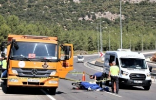 Temizlik yapan kamyona arkadan çarpan genç kadın...